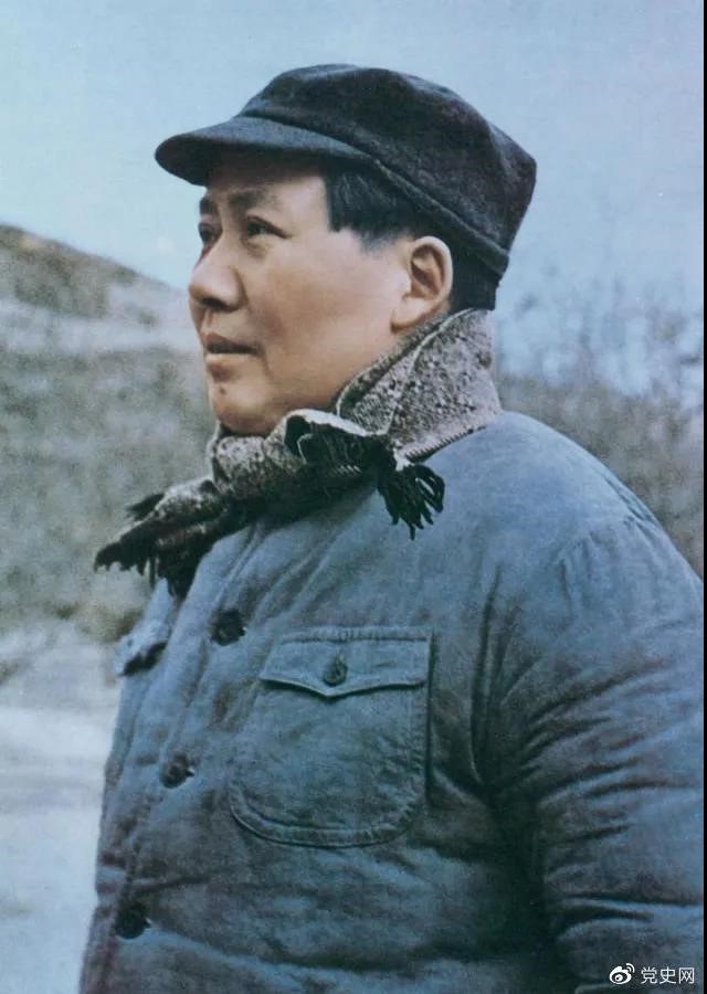 　　1947年3月18日，中共中央機關(guān)主動撤離延安。毛澤東和周恩來、任弼時等繼續(xù)留在陜北，指揮全國人民解放戰(zhàn)爭。這是轉(zhuǎn)戰(zhàn)陜北前夕的毛澤東。